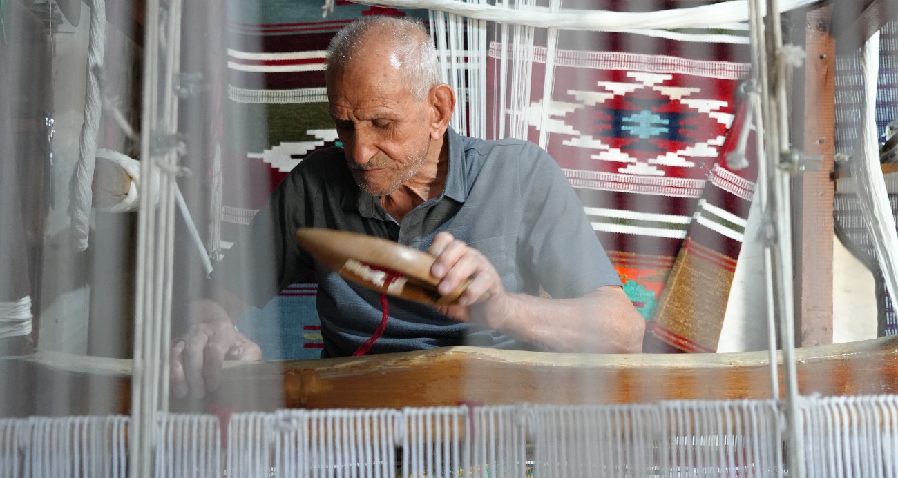 3 metrekarelik dükkanından dünyaya açılıyor