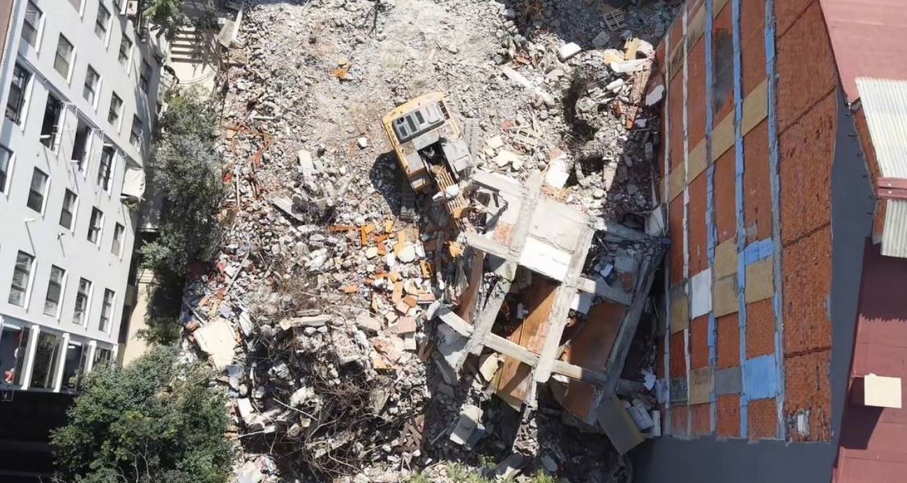 Kentsel dönüşüm yıkımında çöken beton blok iş makinesinin üzerine devrildi