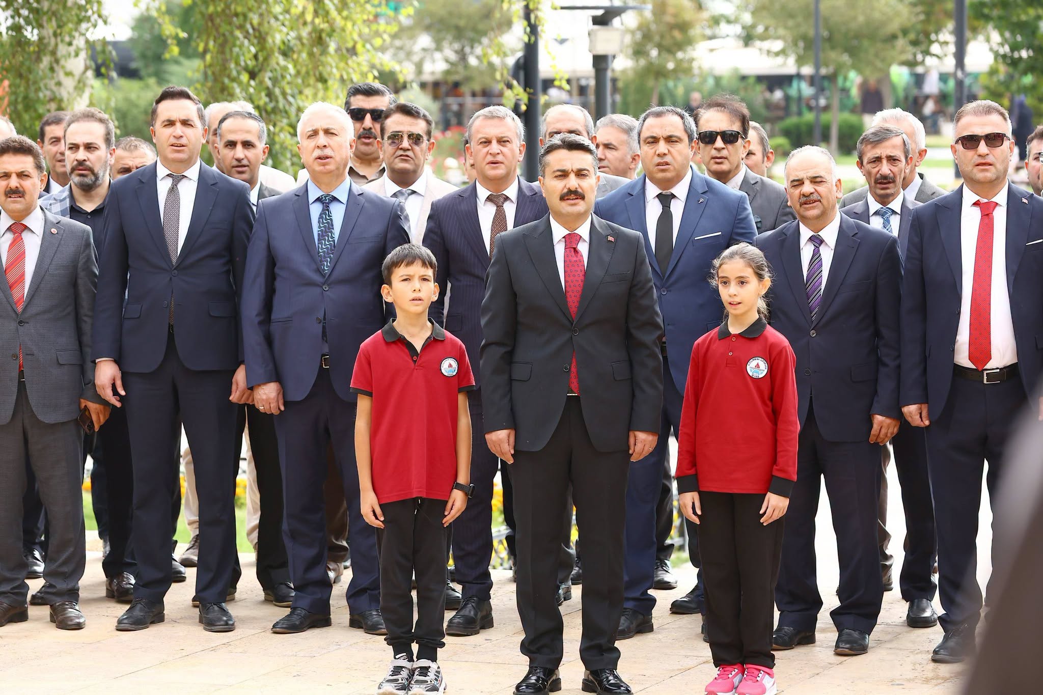Sivas'ta İlköğretim Haftası coşkusu: Cumhuriyet Meydanı’nda çelenk sunma töreni düzenlendi!