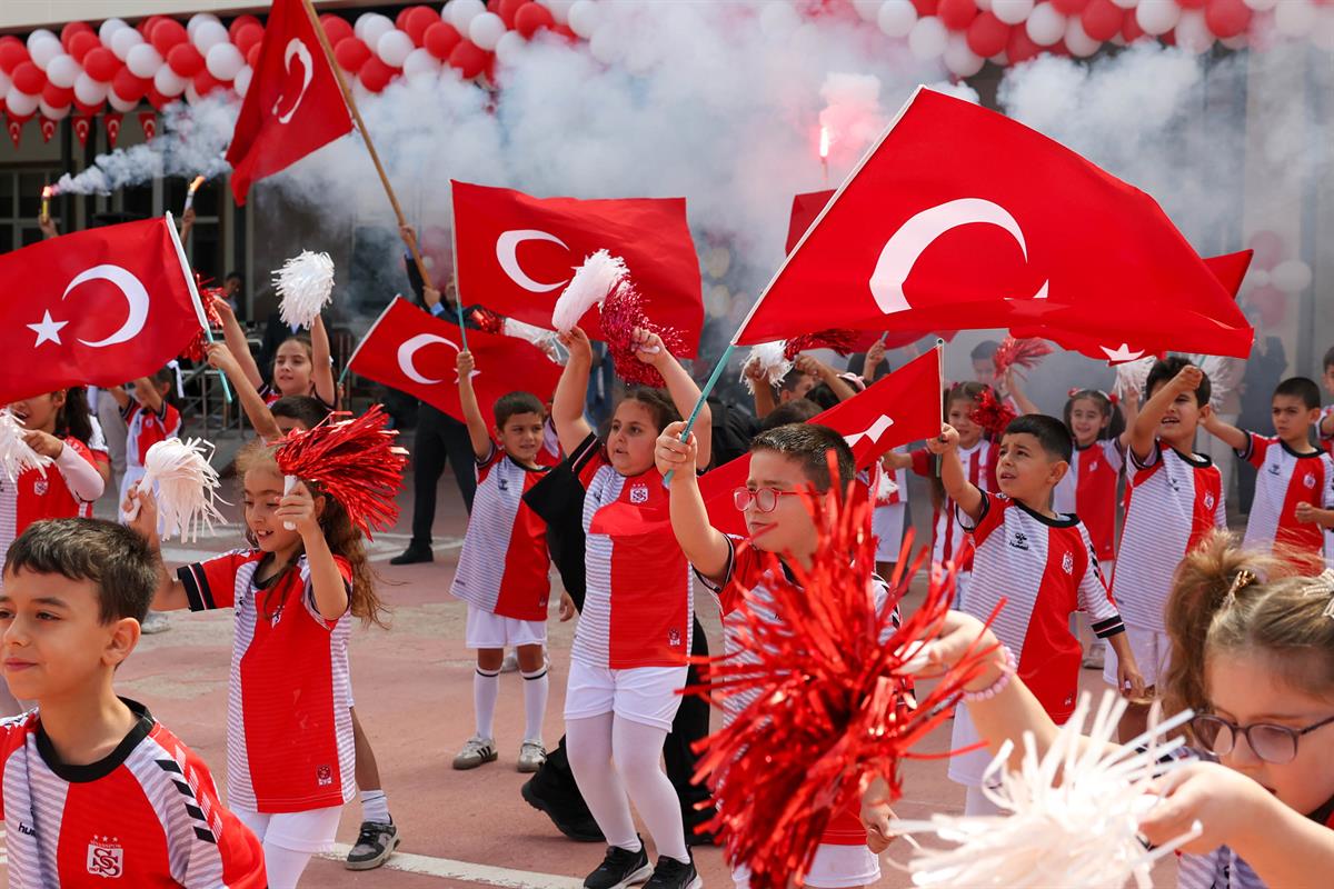 Sivas'ta İlköğretim Haftası kapsamında öğrencilerden renkli gösteriler