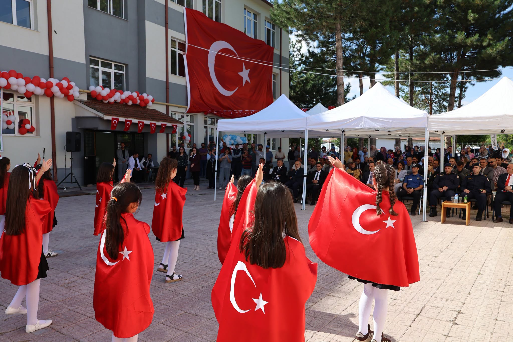 Sivas’ta miniklerin ilköğretim haftası sevinci görülmeye değerdi!