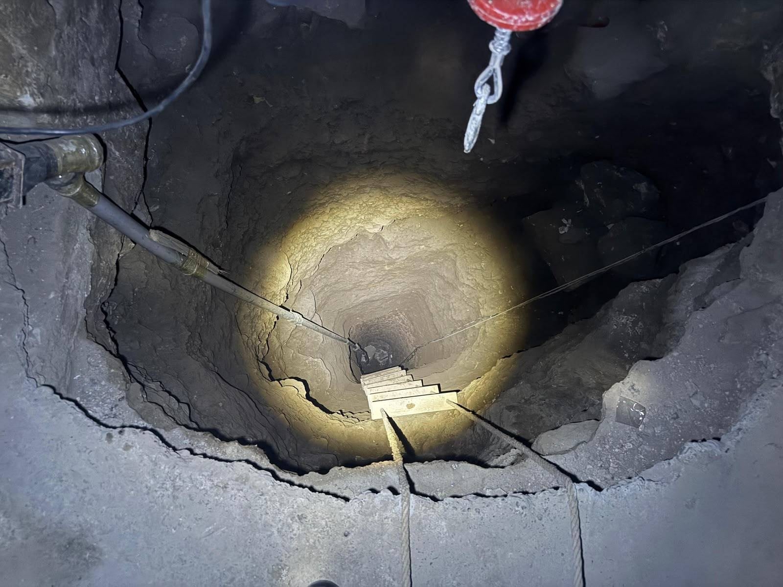 Defineciler evin içinde 25 metrelik kuyu kazdı