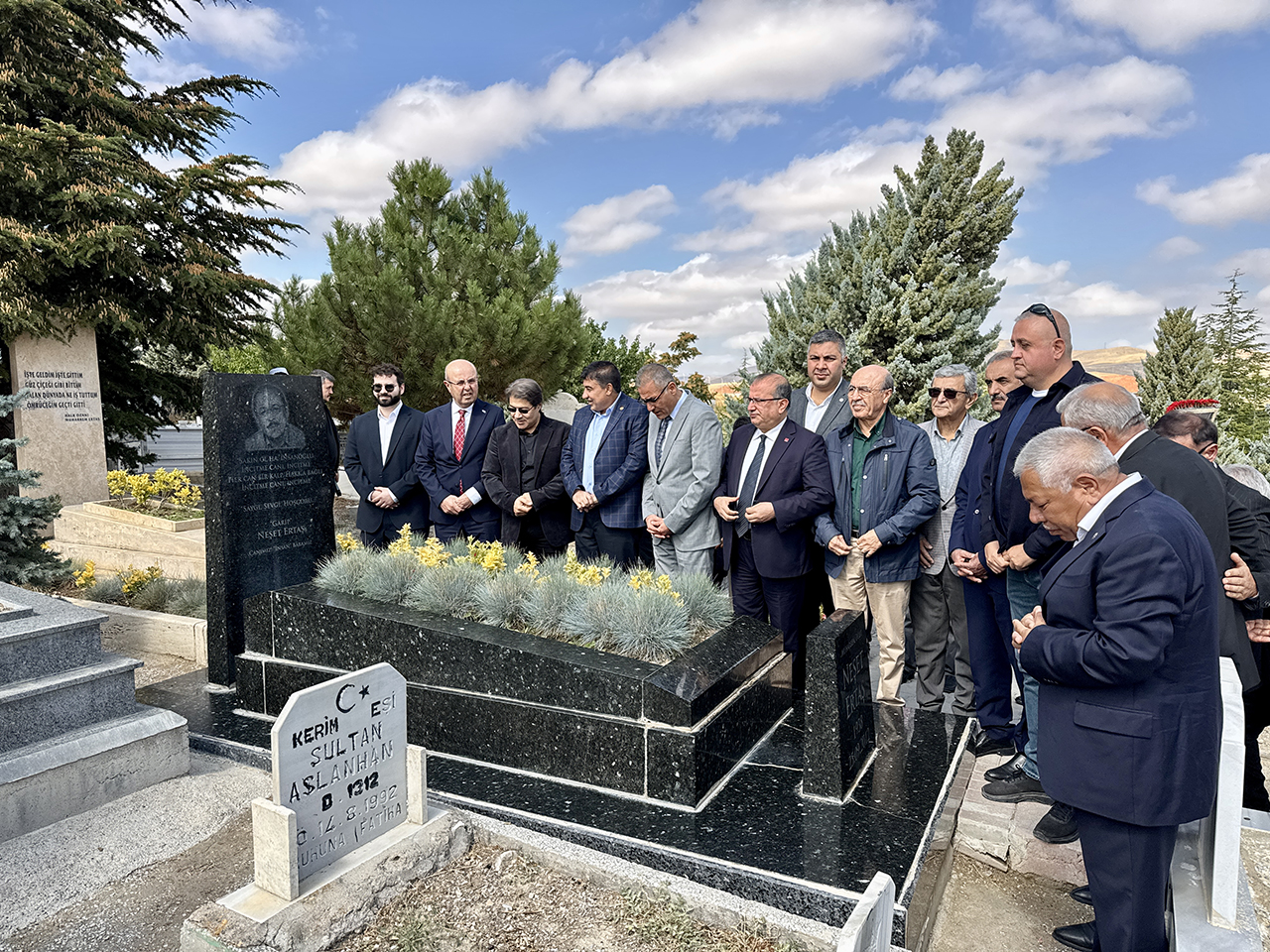 "Bozkırın Tezenesi" Neşet Ertaş, Kırşehir'de mezarı başında anıldı