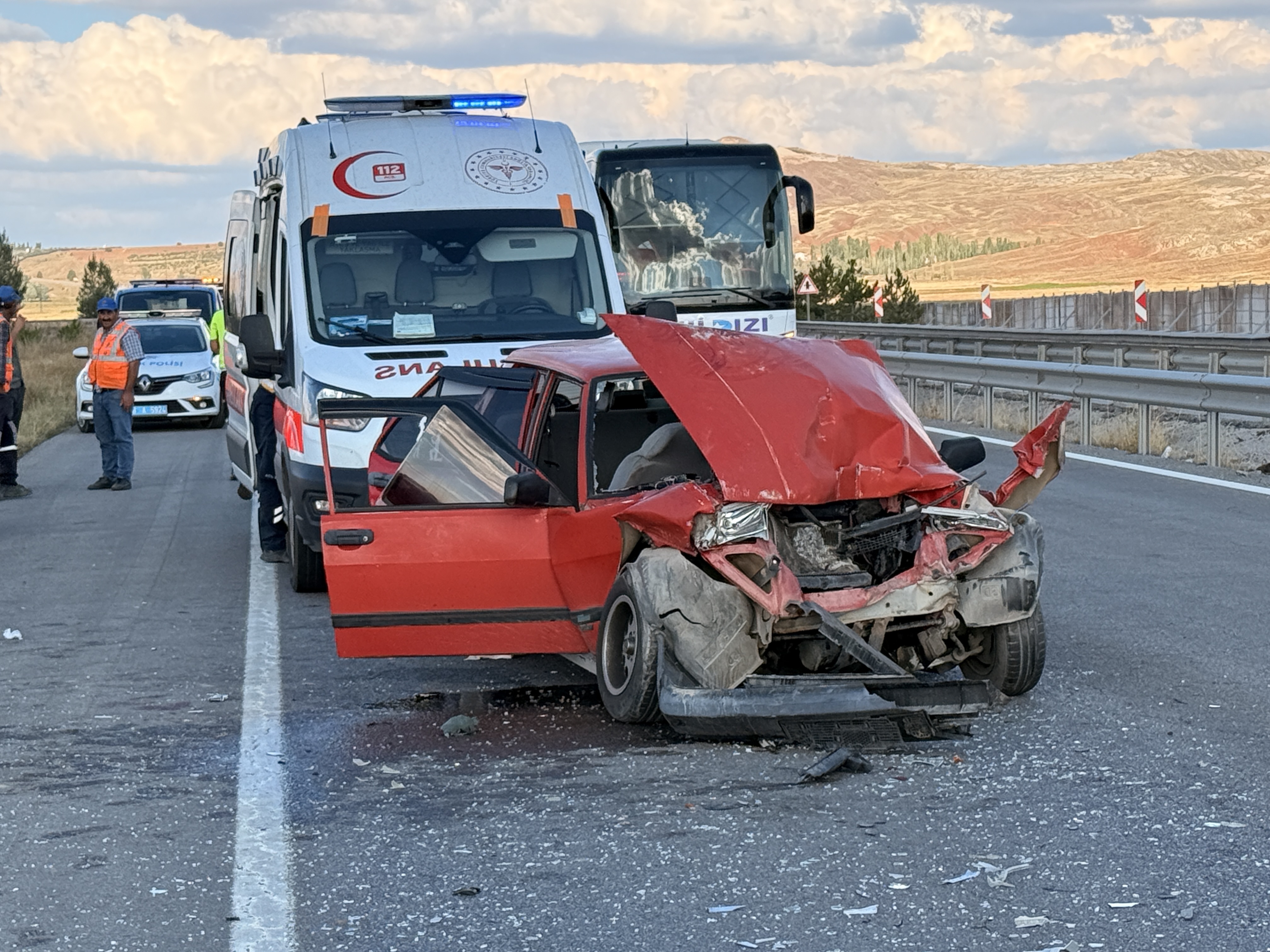 Otomobil TIR'a arkadan çarptı: 2’si çocuk 6 yaralı