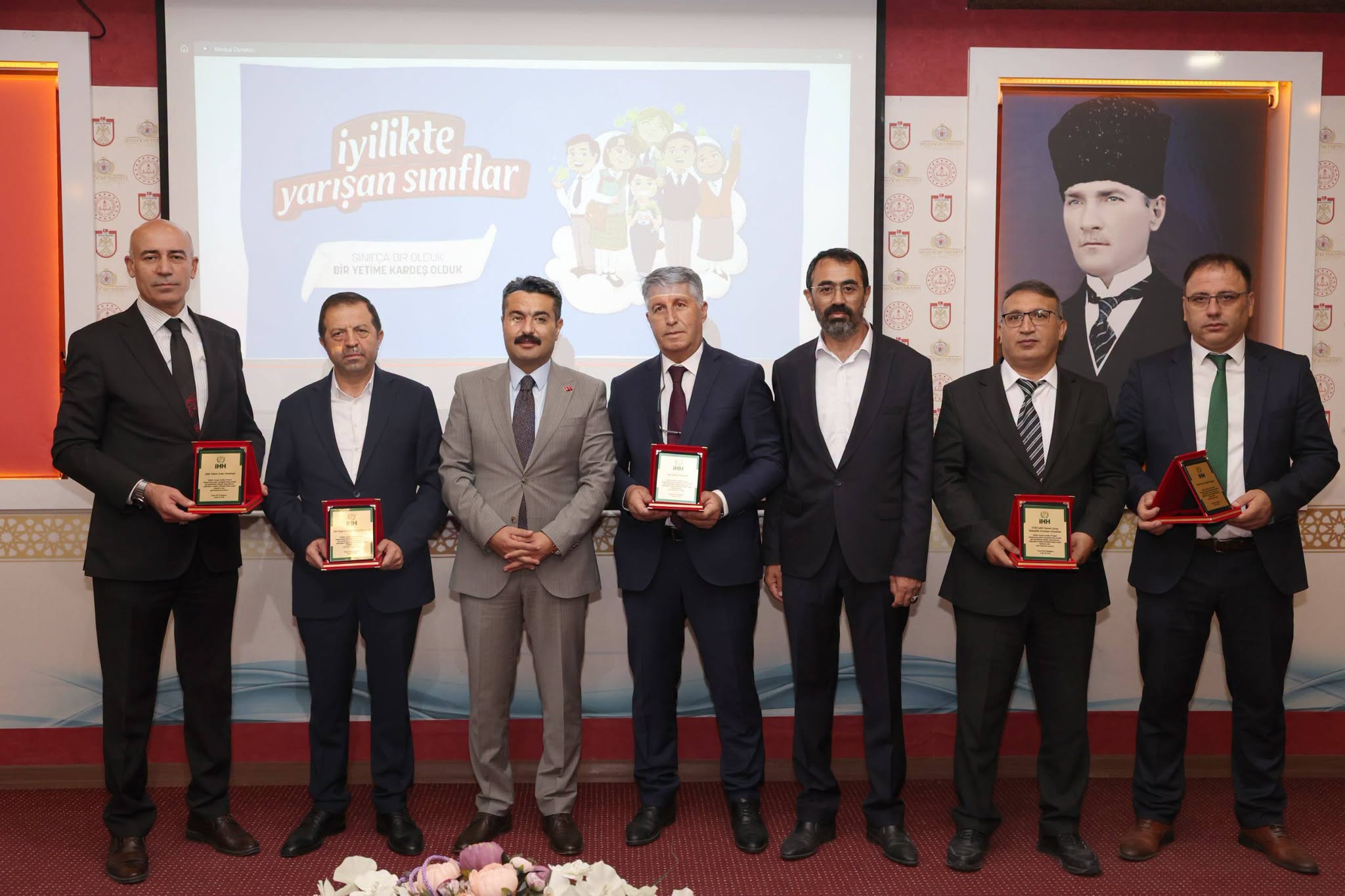 Sivas’ta  "İyilikte Yarışan Sınıflar"a plaket