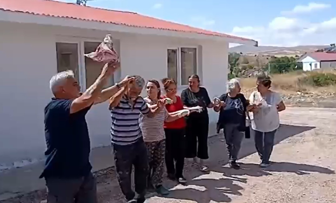 50 yıllık okul binasını imece usulü yenileyip, halayla kutladılar