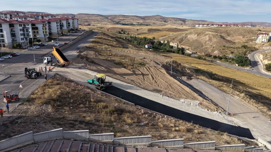 Sivas Belediyesi’nden 3 noktada yol çalışması