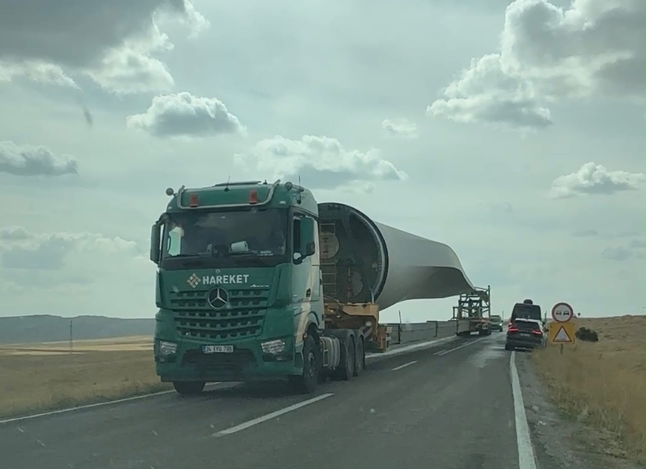 Gürün-Kangal yolunda dev kanatlar trafiği aksattı