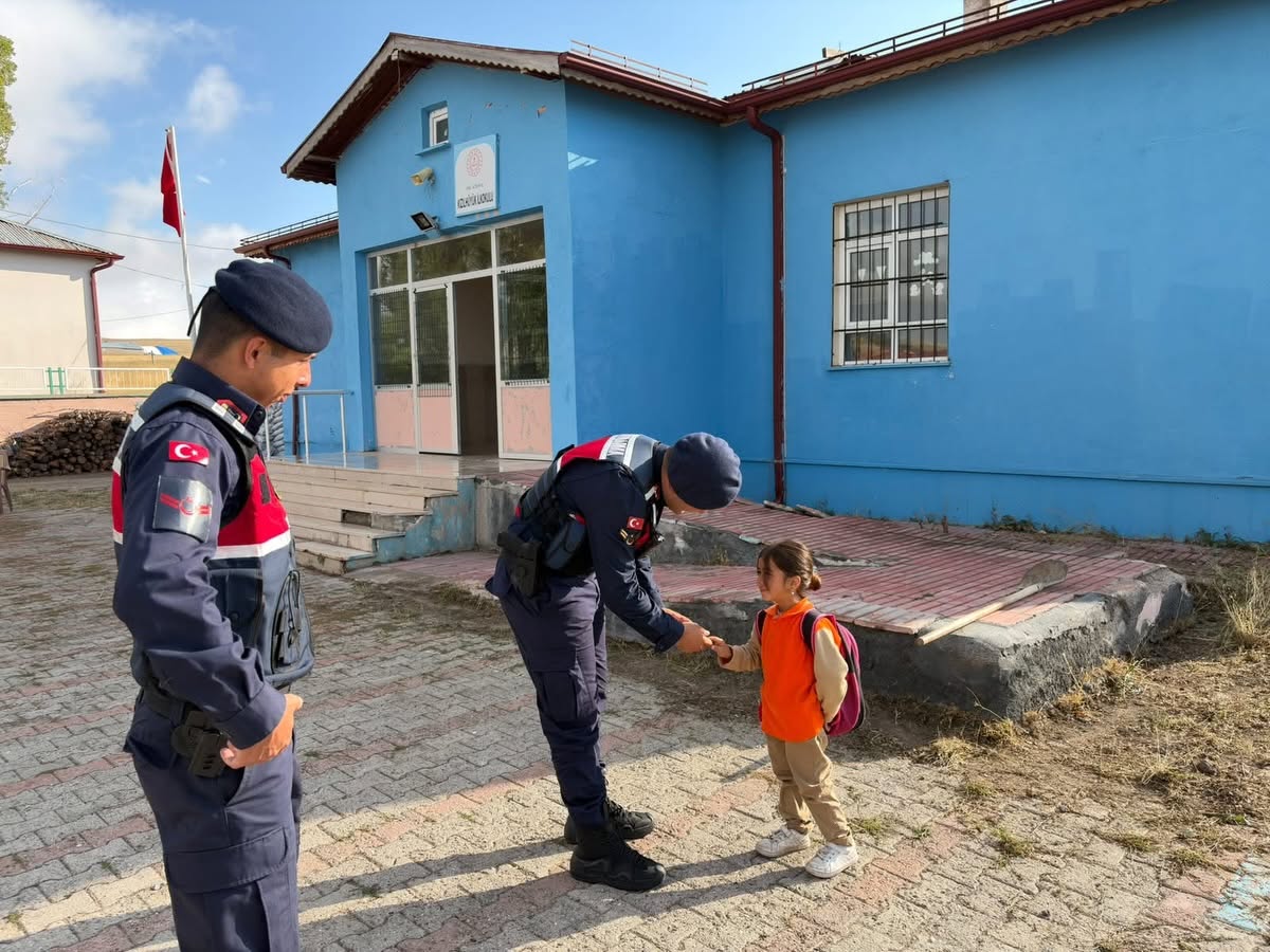 Sivas'ta jandarma ekiplerinden okul çevrelerinde sıkı güvenlik denetimi