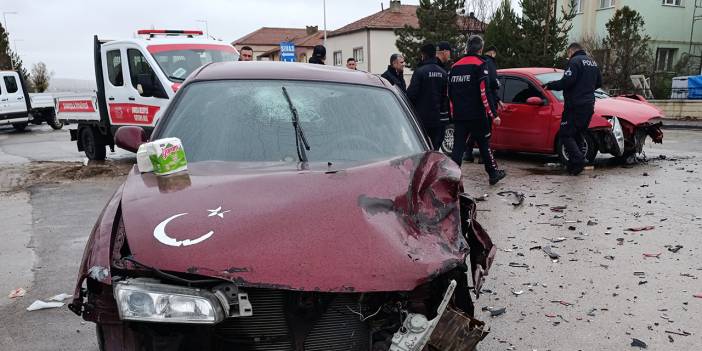 Sivas'ta iki otomobil çarpıştı: 4 yaralı