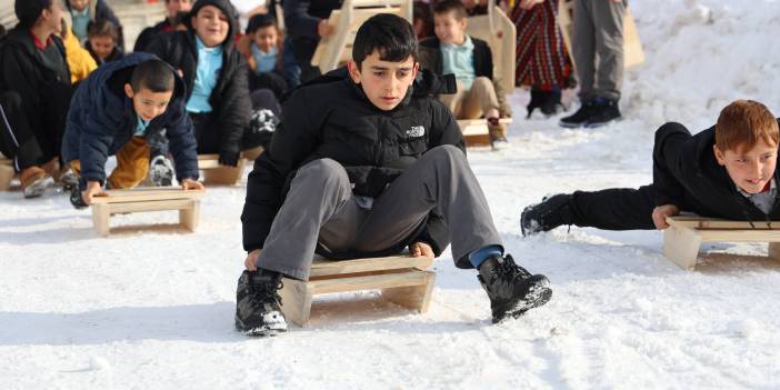 Sivas’ta Vali'den köy öğrencilerine ahşap kızak sürprizi