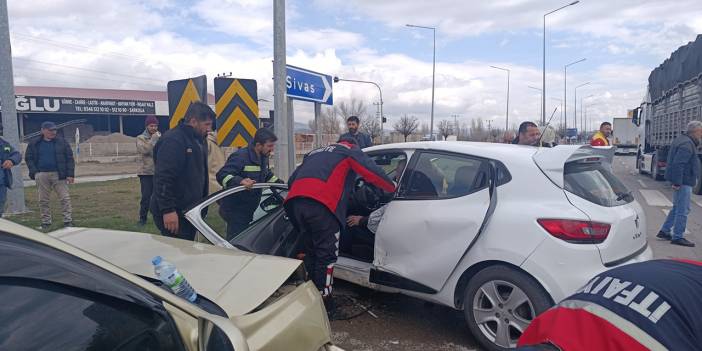 Sivas'ta iki otomobil çarpıştı: 4 yaralı