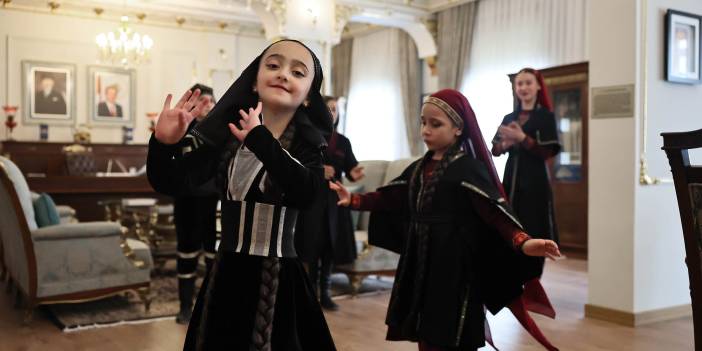 Gürcistanlı öğrencilerden Şimşek'e yöresel gösteri