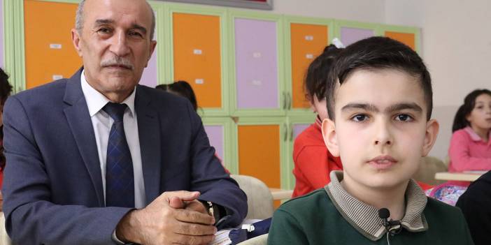 Sivas'ta 40 yıllık öğretmen dede ile torunu aynı sınıfta buluştu
