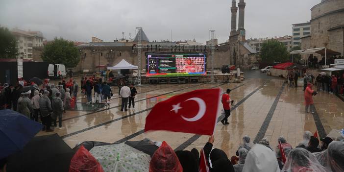 Yağmura rağmen tek yürek: Sivas milli takım için meydana akın etti