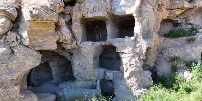 Sivas'ta 3 bin 200 yıllık "mağara apartman"