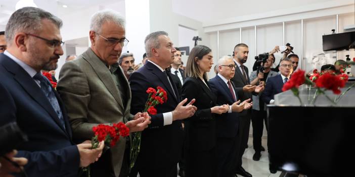 Sivas'ta Madımak'ta ölenler anısına karanfil bırakıldı