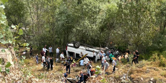 Son dakika: Sivas'ta minibüs devrildi, ölü ve yaralılar var!