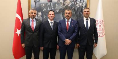 Rozeti takar takmaz soluğu bakanlıklarda aldı