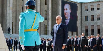 TBMM Başkanı Kurtulmuş, Atatürk Anıtı’na çelenk bıraktı