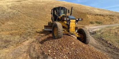 Bozulan yollar baştan aşağı yenilendi! Suşehri Olucak Köyü yolunda son durum!
