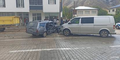 Sivas’ta iki araç çarpıştı, 4 kişi yaralandı