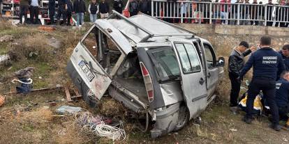 Sivas'ta hafif ticari aracın devrilmesi sonucu 3'ü ağır 5 kişi yaralandı