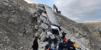 Sivas’ta taş ocağında kamyon devrildi, sürücüsü yaralandı