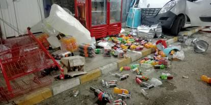 Sivas'ta Kamyonet Markete Girdi! Yaralılar Var!