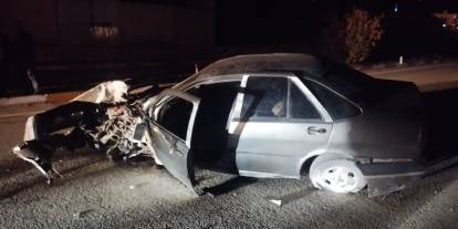 Sivas’ta aydınlatma direğine çarpan otomobilin sürücüsü yaralandı