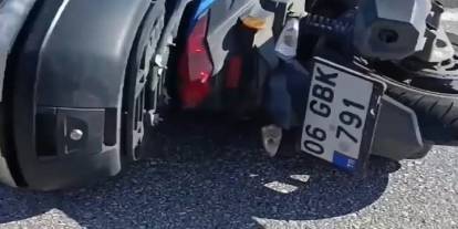 Kontrolden çıkan motosiklet orta refüje çarptı, 2 yaralı
