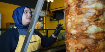 20 yaşındaki döner ustası kadın erkeklere taş çıkartıyor