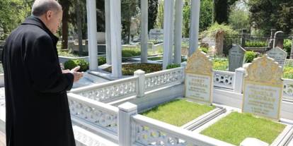 Cumhurbaşkanı Erdoğan'dan Anne ve Babasına Kabir Ziyareti!