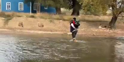 "Her gün sırtında  ırmaktan geçiriyor"