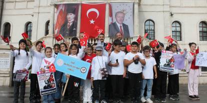 Minik ellerden Cumhuriyet gazetesi!