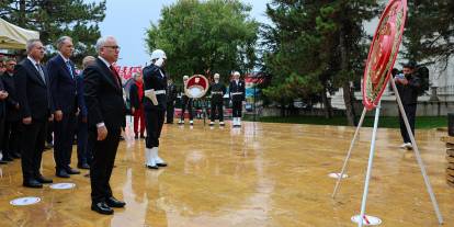 Sivas'ta 29 Ekim Cumhuriyet Bayramı dolayısıyla Atatürk Anıtı'na çelenk sunuldu