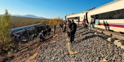 İki hızlı trenin çarpıştığı kazada 46 kişi hayatını kaybetti