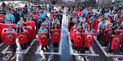Sivas’ta 850 öğrenci coşkuyla Cumhuriyet şarkıları söyledi