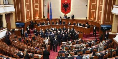 Arnavutluk Meclisinde ülkedeki gösteriler nedeniyle gerginlik yaşandı