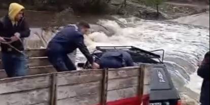 Otomobildeki iki kişi sele kapılmadan kurtarıldı