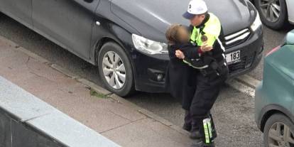 Polisin yaralı kadına yardımı yürekleri ısıttı: Kaldırıma taşıdı, ıslanmasın diye yelekle korudu
