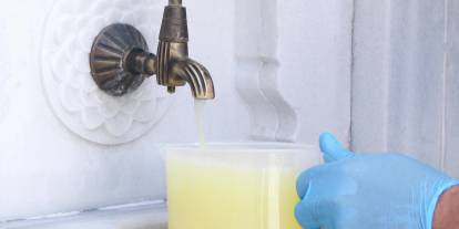 Camii avlusunda çeşmeden limonata aktı