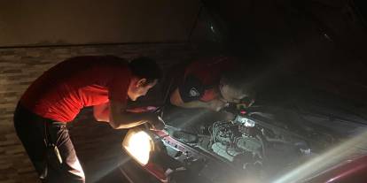 Otomobilin motoruna sıkışan yavru kedi kurtarıldı