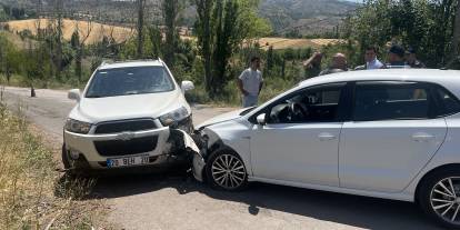 Sivas'ta iki otomobilin çarpıştığı kazada 1 kişi yaralandı