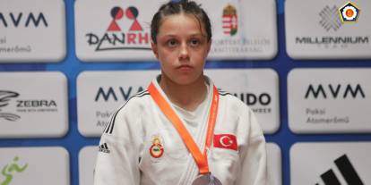 Sivaslı Begümnaz Avrupa’da madalyaya doymuyor