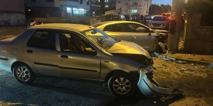 Sivas'ta 2 otomobil çarpıştı: 6 kişi yaralandı