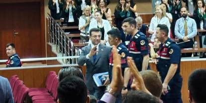 CHP'li Ulaş Karasu'dan İmamoğlu Kararına Sert Tepki: "Vesikalık Fotoğrafa Yenileceksiniz!"