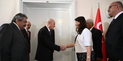 Bahçeli, DEM'lileri kapıda karşıladı