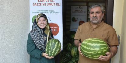 Adıyaman'dan gelen karpuzlar Sivas'ta Gazze'ye yardıma dönüştü