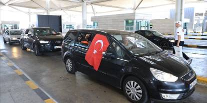 Gurbetçiler sınır kapısında "hızlı geçişten" memnun